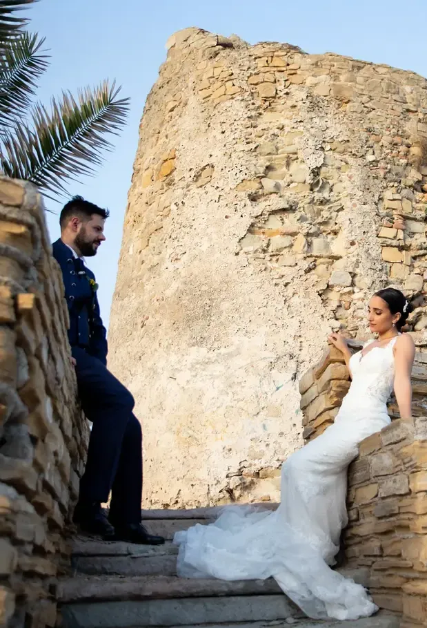 Sposi davanti alla torre negli spazi di Villa Rivì